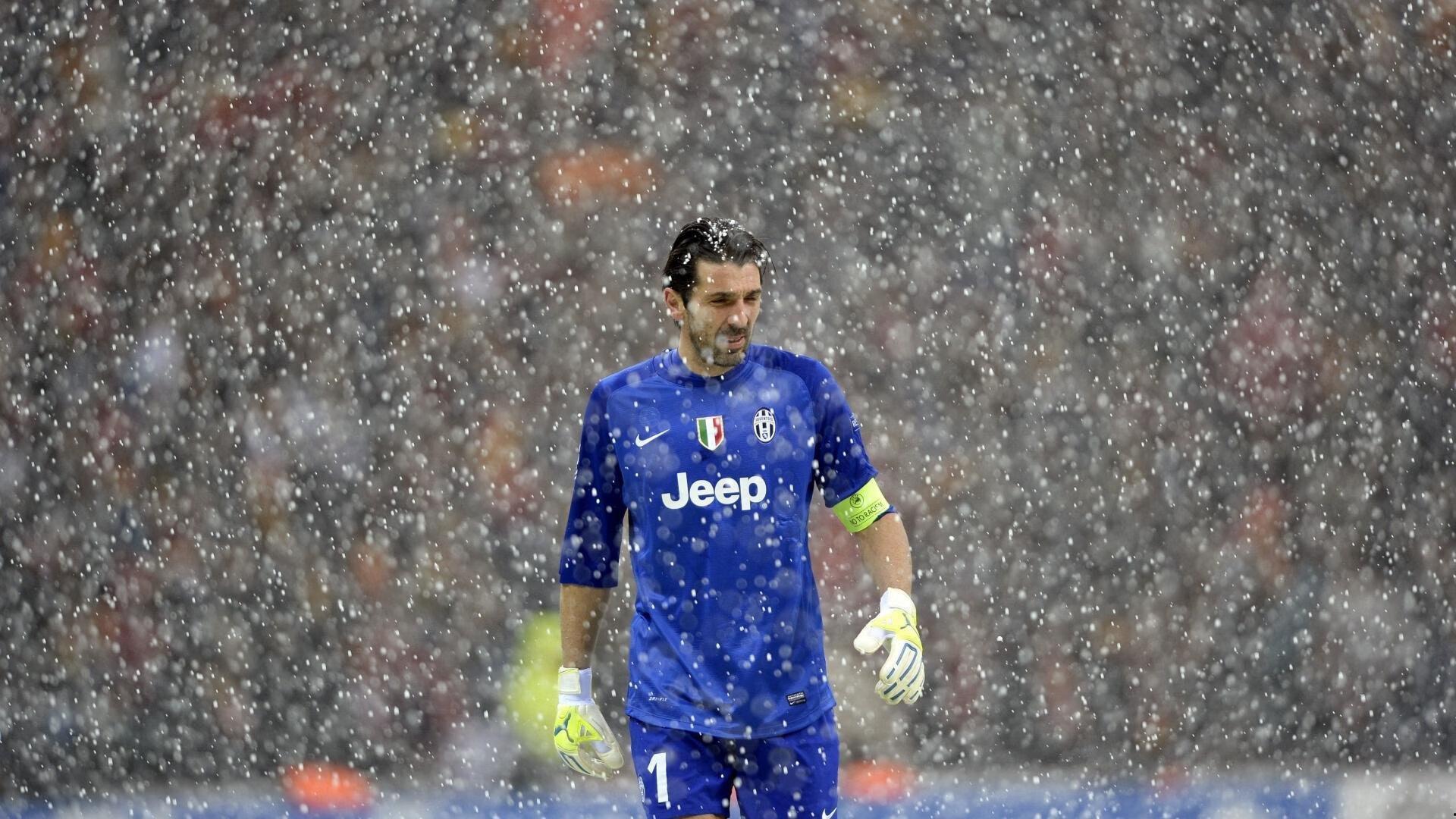 诺伊尔时隔323天震撼回归 拜仁激战惜败 凯恩戴帽与三红牌抢镜